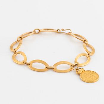 18K gold bracelet, with charm medal.