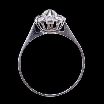 RING, 14k vitguld med små diamanter tot ca 0,05 ct. Vikt ca 1,5 g.