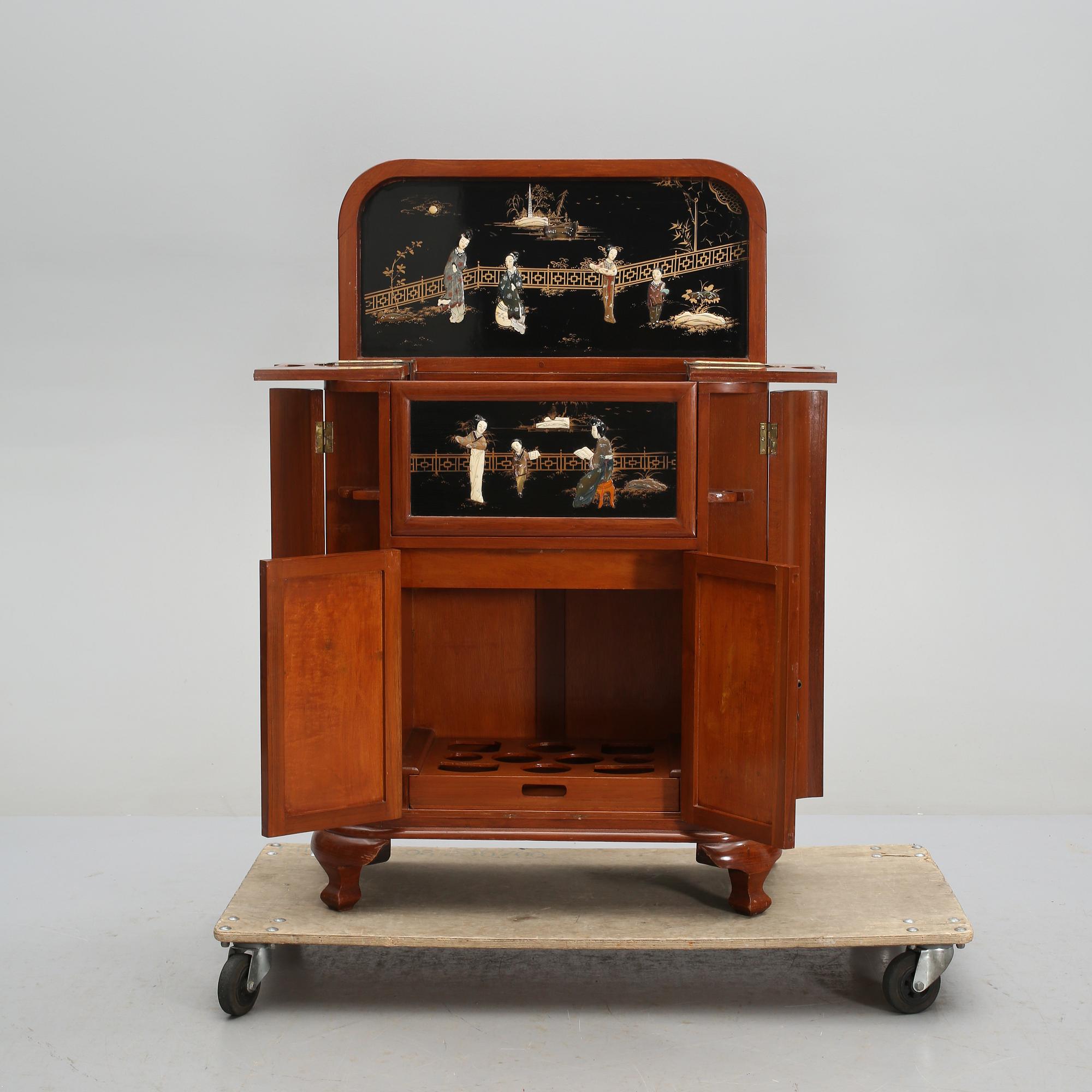 BARSKÅP, Kina, 1900-talets andra hälft.