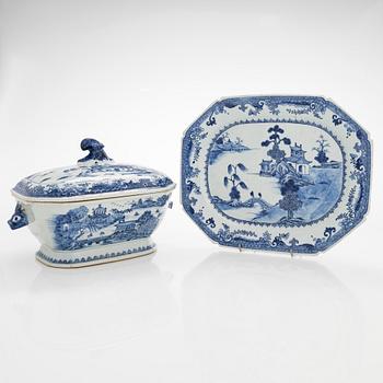 A blue and white tureen with cover and a dish, Qing dynasty, Qianlong (1736-95).