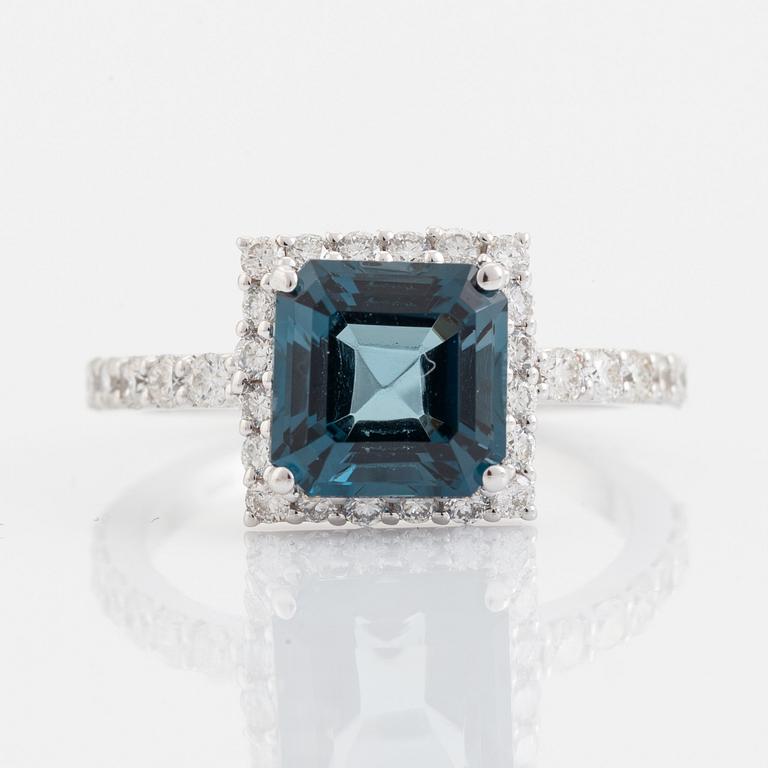 Ring med blå topas och briljantslipade diamanter.