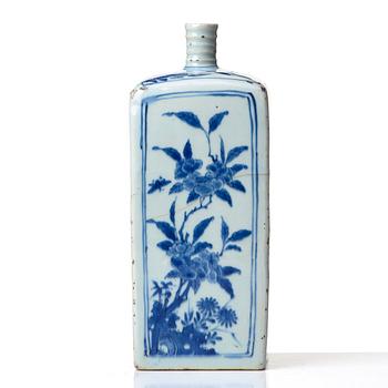 A blue and white bottle, Ming dynasty, Wanli (1572-1623).