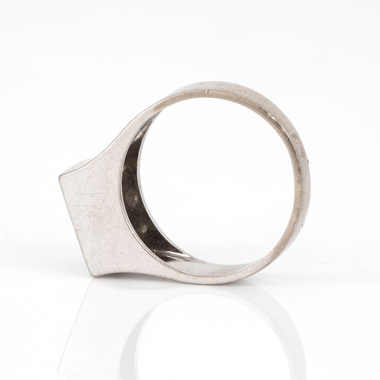 RING. 18 k vitguld. 6 x ca 0,06 ct, 1/81. Totalvikt ca 6 g.