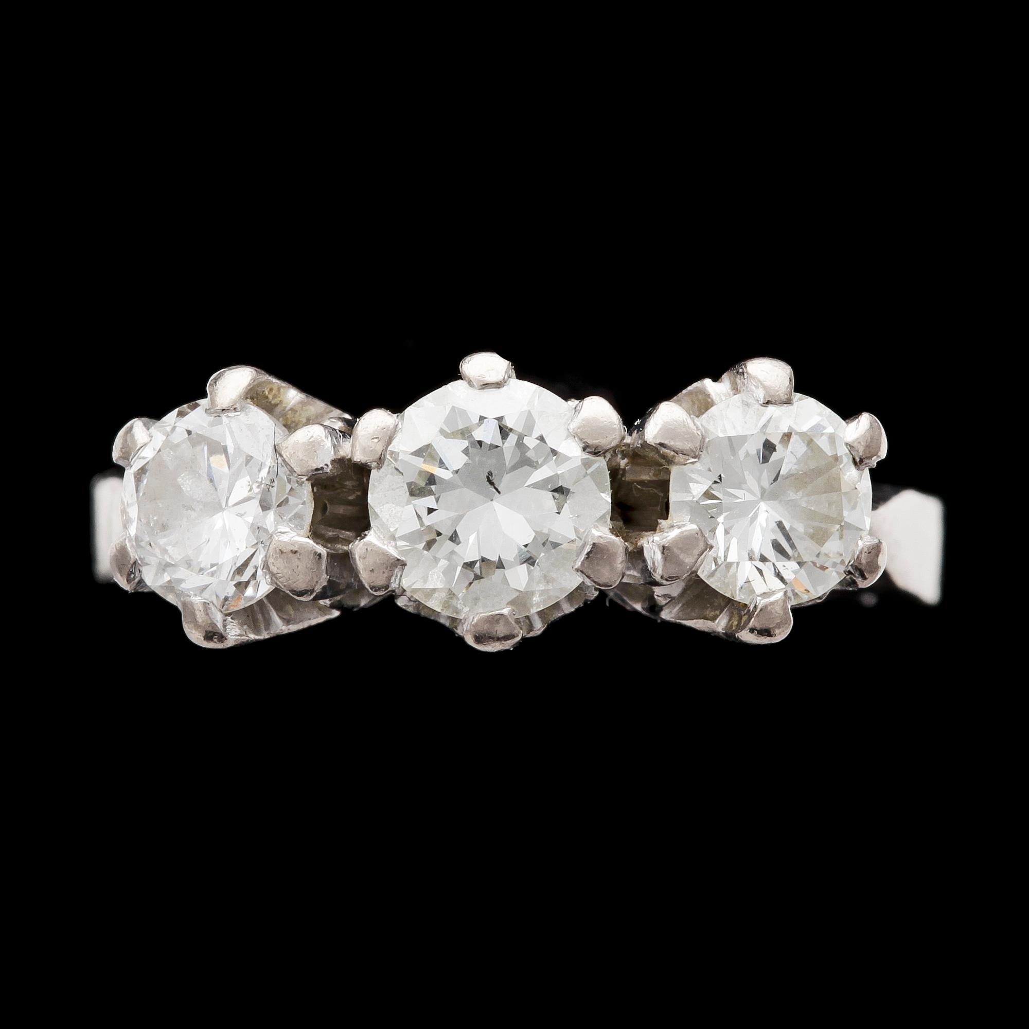RING, 18k guld med tre briljantslipade diamanter, tot ca 1.10 ct, 1983.