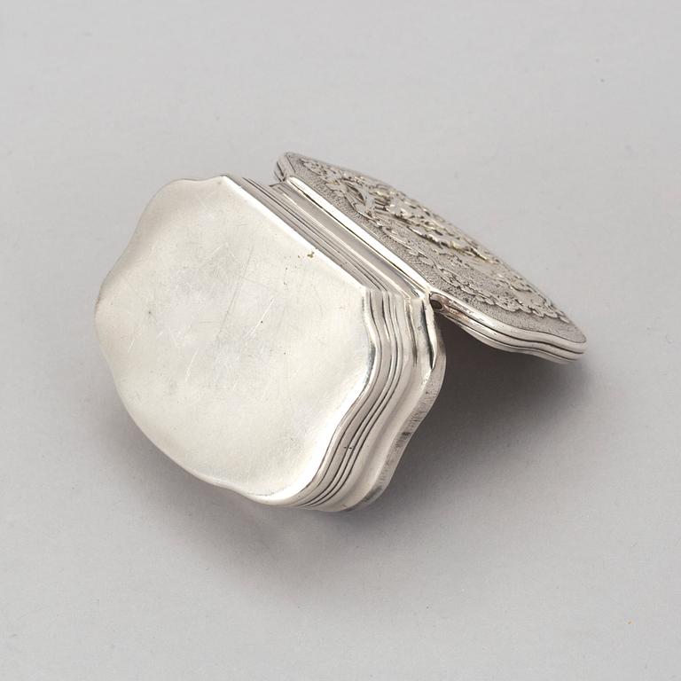 LUKTDOSA, silver, GBL, Stockholm, otydliga åldersstämplar, troligen 1800-talets andra hälft. Vikt ca 94 gram.