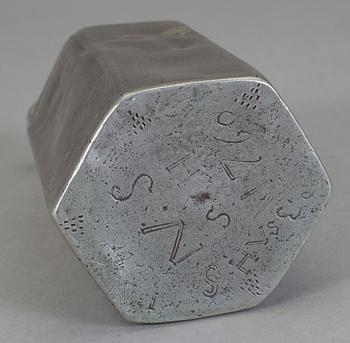 PRISMAFLASKA, tenn, daterad 1758.