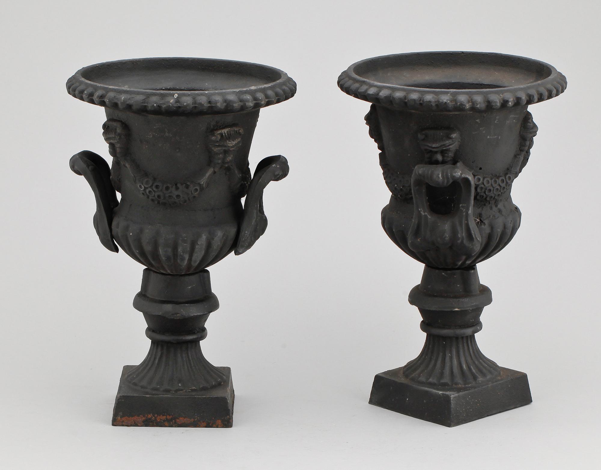 GJUTJÄRNSURNOR, ett par, 1900-tal.