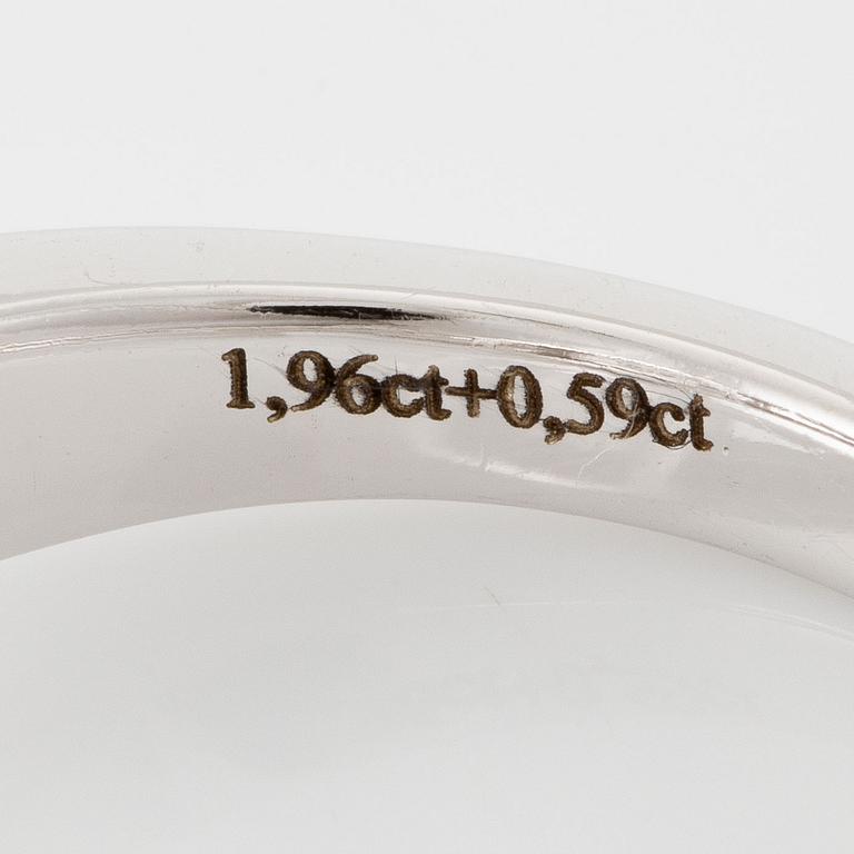 Ring, 18K vitguld med briljantslipad diamant 1.96 ct. Medföljande IGI report.