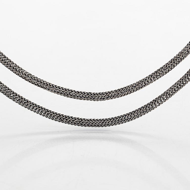 Saara Hopea, kaulakoru, hopeaa. Ossian Hopea, Porvoo 1978.