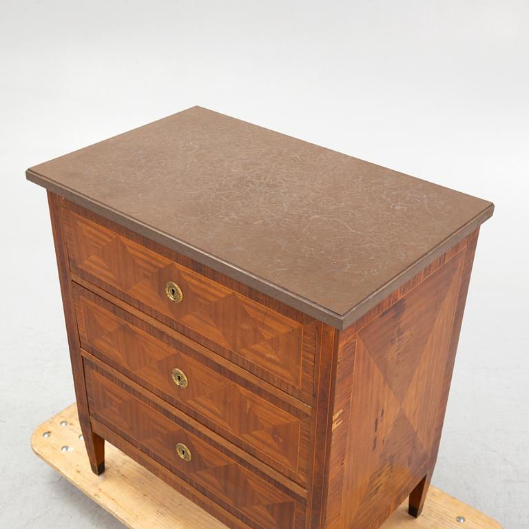 Chest of drawers, Gustavian style, first half of the 20th century.