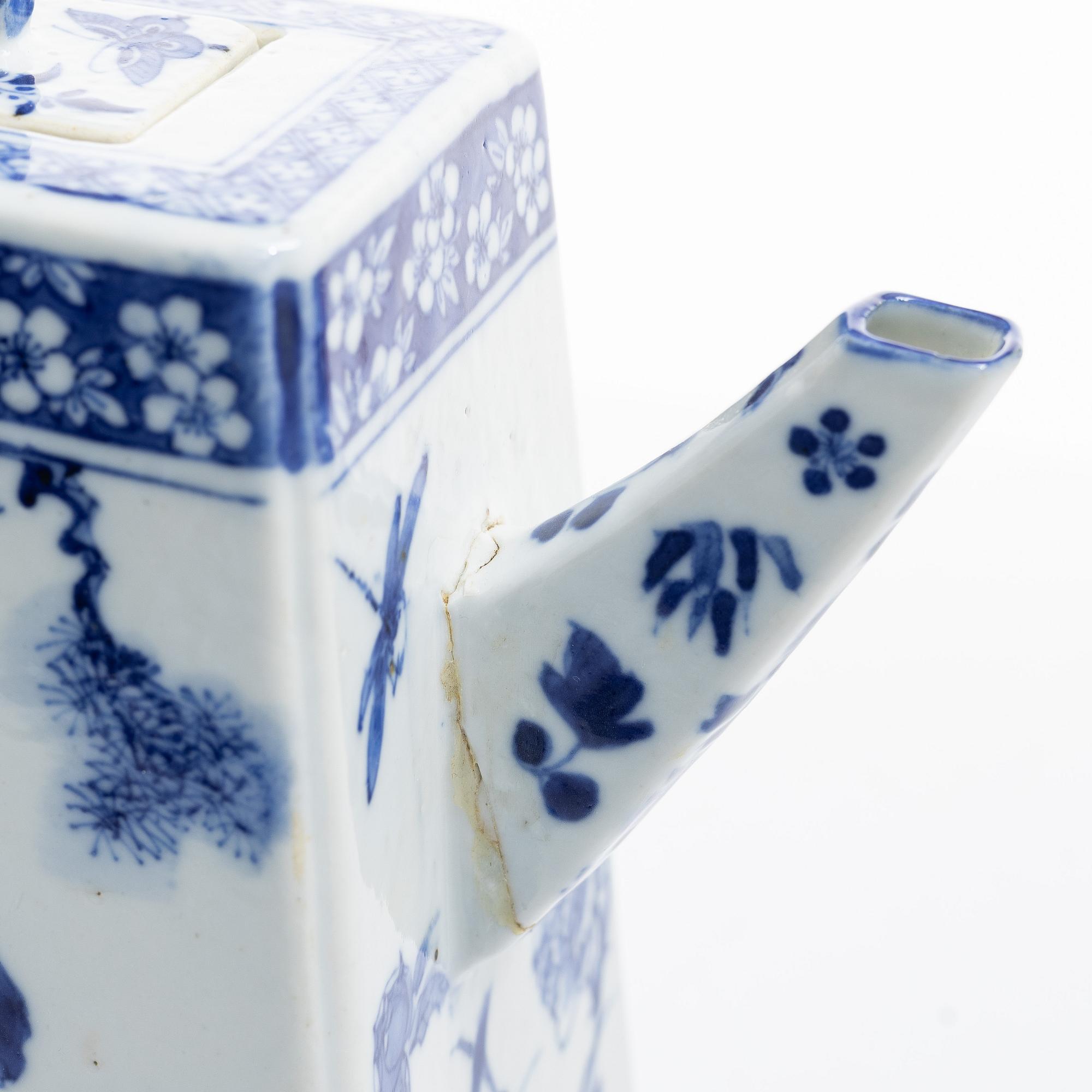 A large blue and white tea pot with cover, Qing dynasty, 19th century.