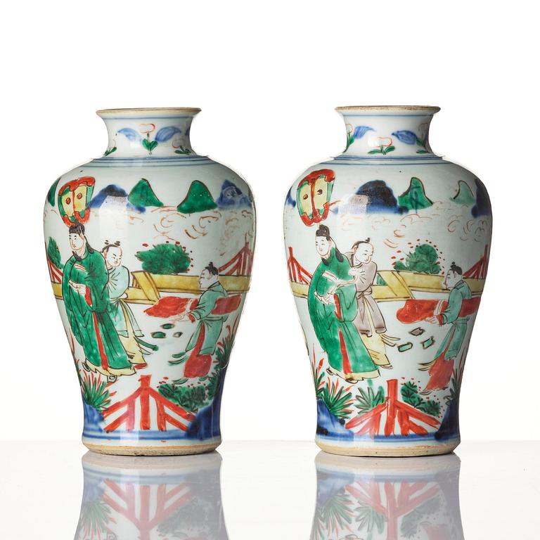 A pair of wucai decorated vases, Transition, 17th century.
