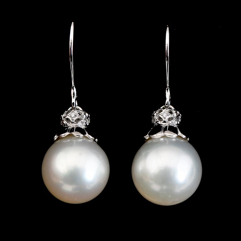 ÖRHÄNGEN, 1 par, 14K vitguld, vittonade south seapärlor, mindre diamanter.
