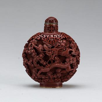 SNUSFLASKA, lackarbete, Kina. 1900-talets början.