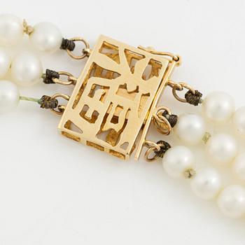 Pearl necklace, cultured pearls, clasp 14K gold.
