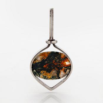 Elis Kauppi, riipus, hopeaa ja sammalakaatti. Kupittaan kulta, Turku 1960.