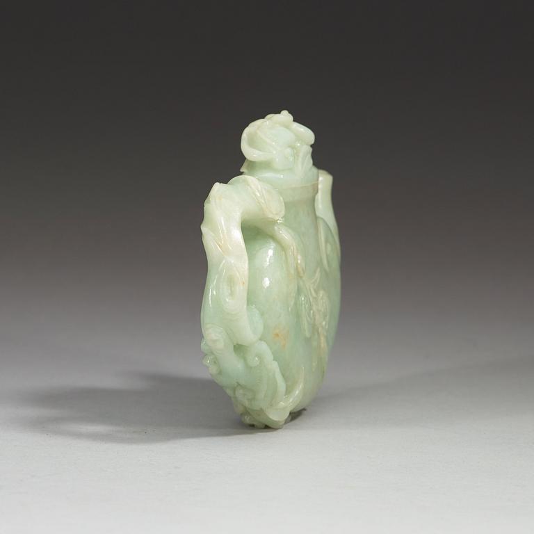 TEKANNA med LOCK, jadeit. Troligen sen Qing dynastin, (1644-1912).