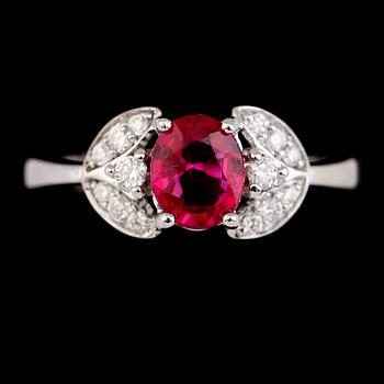 RING, 14K vitguld, briljantslipade diamanter och rubin. Vikt ca 3 g.