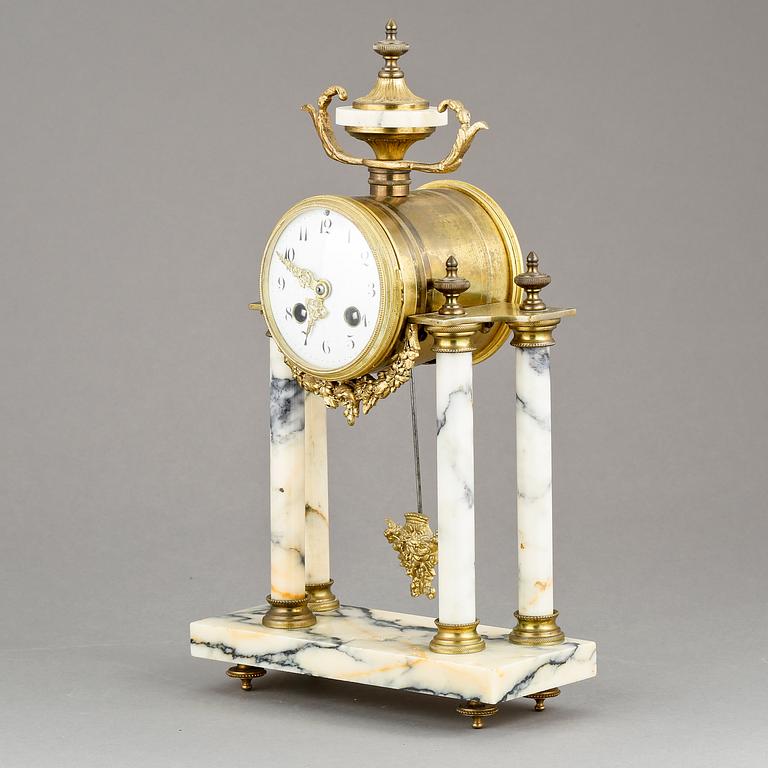 BORDSPENDYL, mässing och marmor, gustaviansk stil, 1900-talets första hälft.