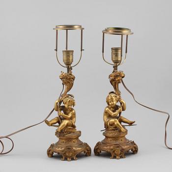 BORDSLAMPOR, ett par, rokokostil, 1900-talets början.