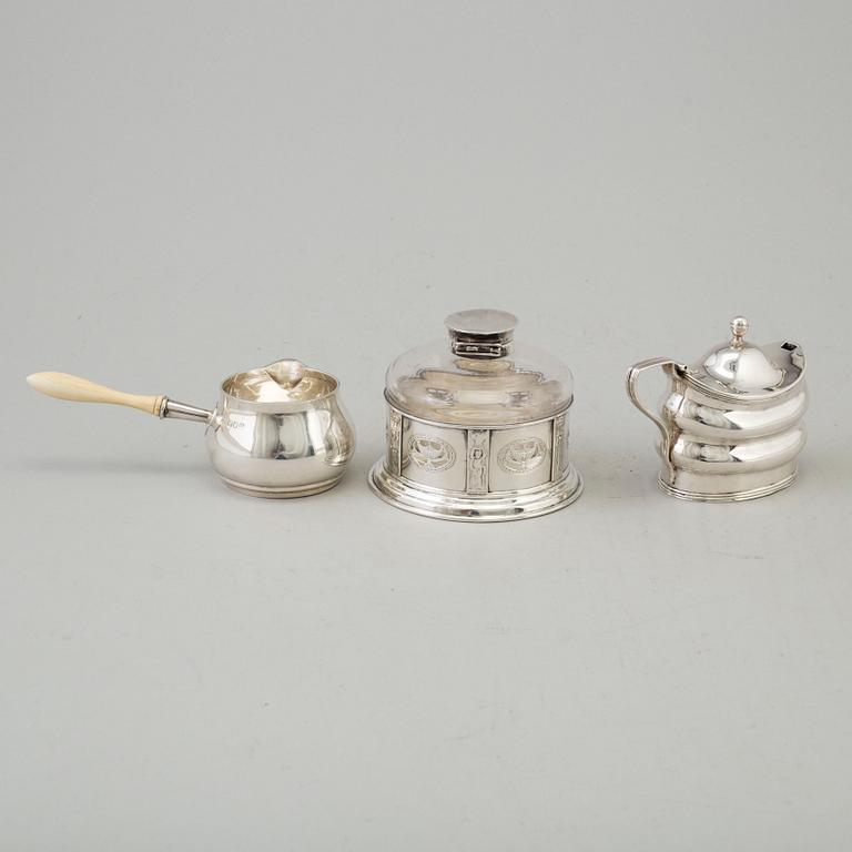 PARTI SILVER, 3 delar, senapskanna daterad 1801, bläckställ 1899 och brandypanna 1911, England.