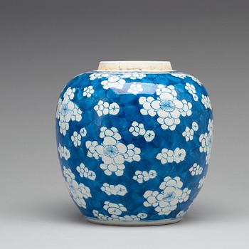 A blue and white jar, Qing dynasty, Kangxi (1662-1722).