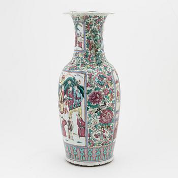 Golvvas, porslin. Qingdynastin 1800-tal.