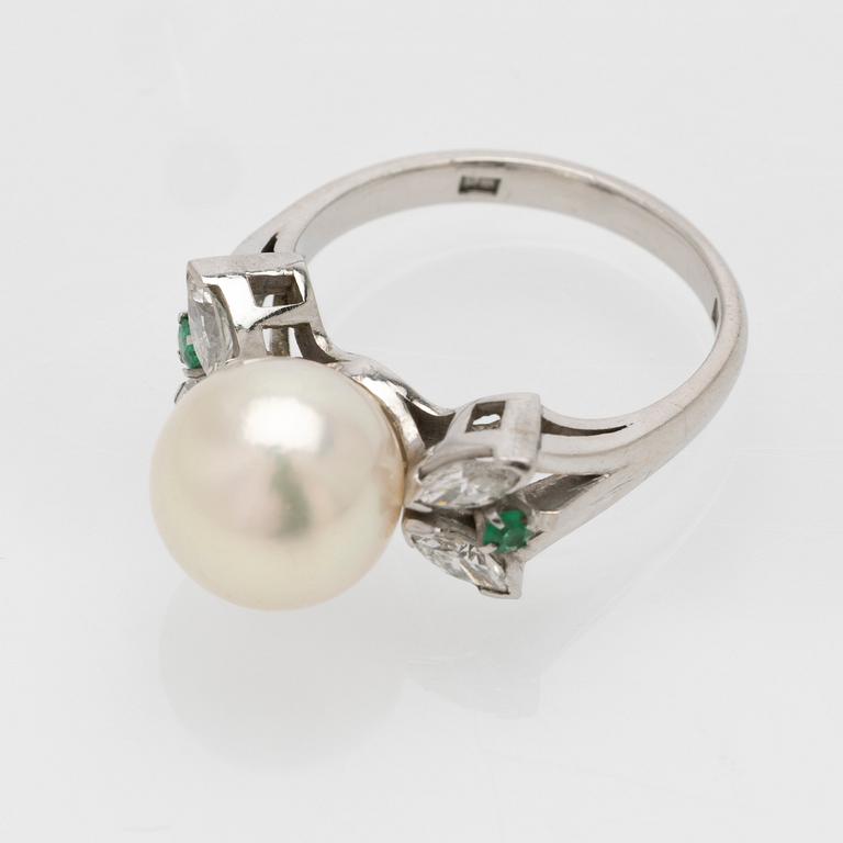 Platinum ring with a cultured pearl, emeralds and diamonds.
