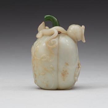 A nephrite snuff bottle with stopper in the shape of a melon, Qing dynasty (1644-1912).