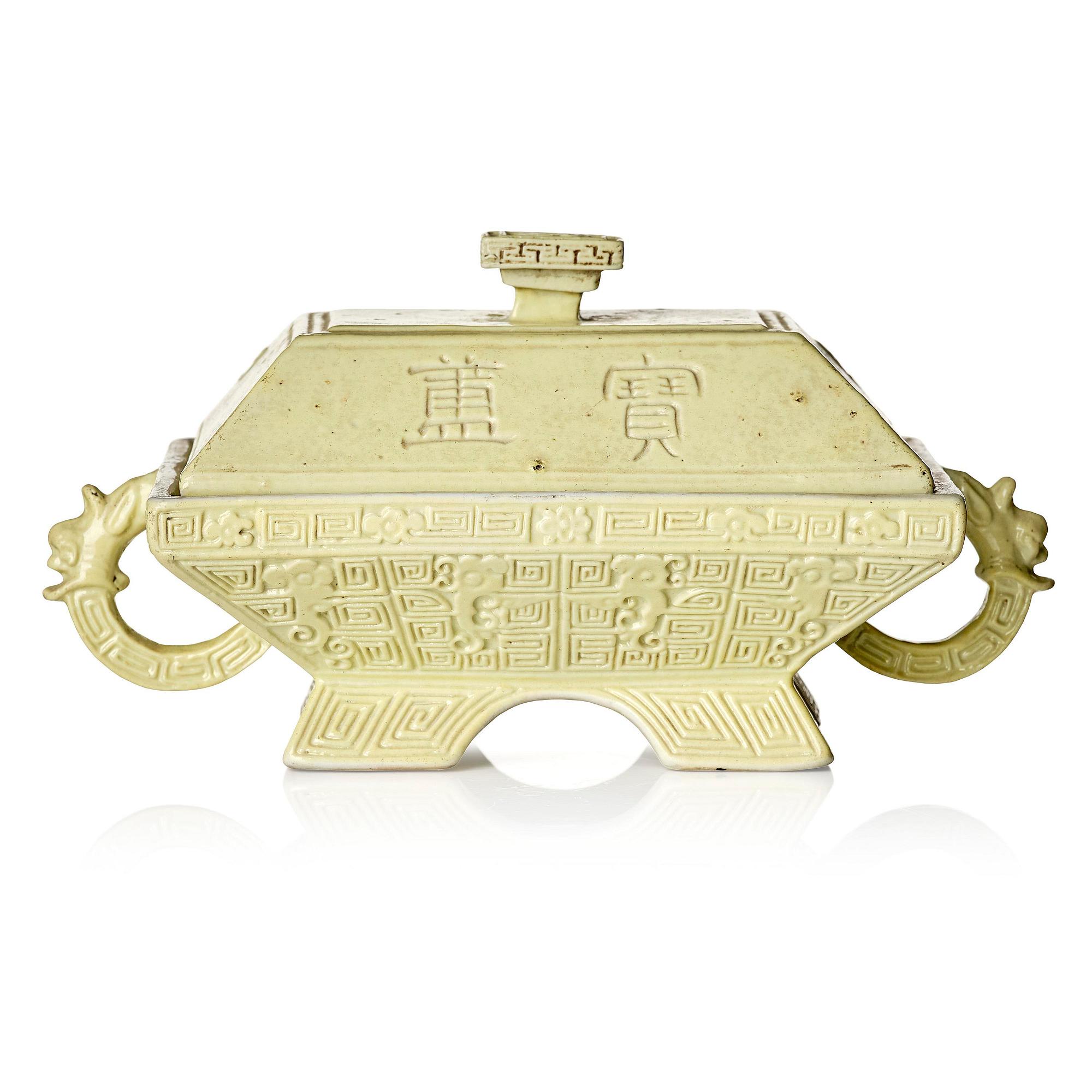 An archaistic porcelain vessel with cover, Qing dynasty with Guangxu six character mark and of the period (1875-1908).