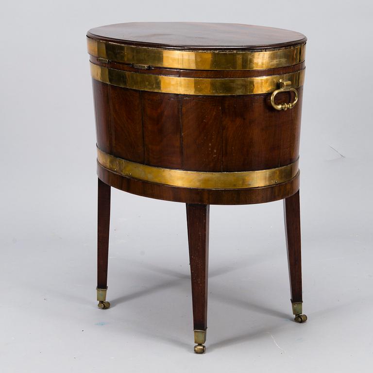 AN 18TH CENTURY ENGLISH WINE COOLER.