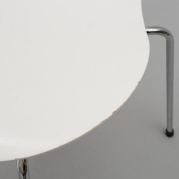 Arne Jacobsen, A set of  8 chairs, "The Seven", Fritz Hansen, Denmark, 1997 and 2005.