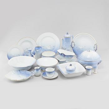 138 pieces of dinnerware "Blå Måsen" by Bing & Gröndahl, Denmark.
