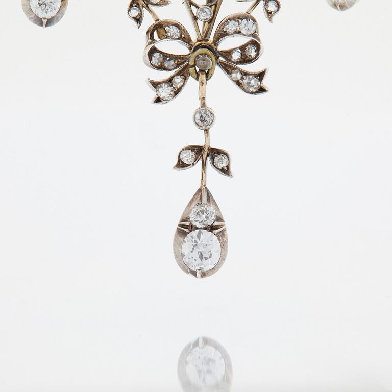 Brosch/hänge 14K guld och silver med gammal- och rosenslipade diamanter.