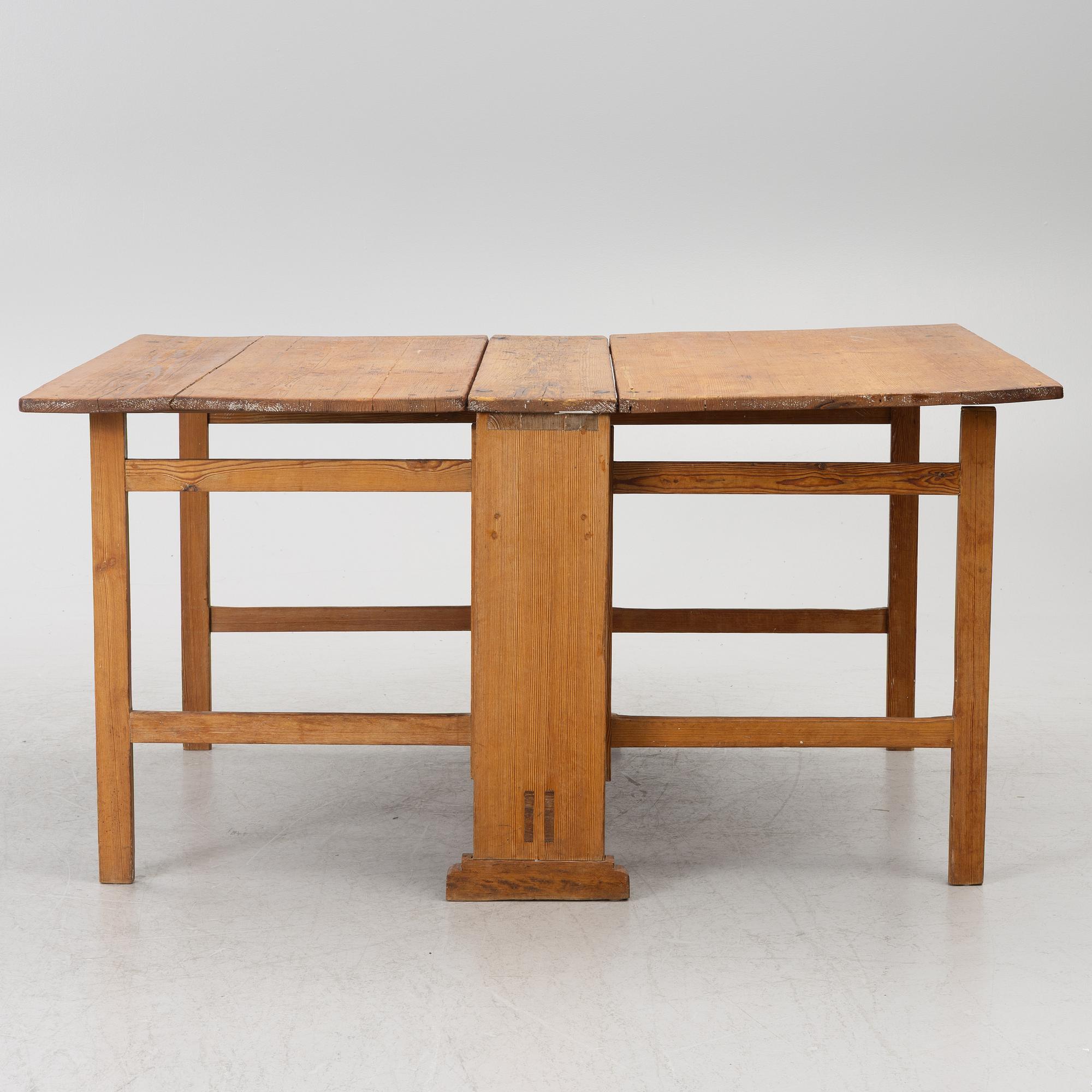 A gate leg table, 19th century.