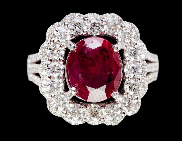 RING, rubin, ca 3.50 ct samt briljantslipade diamanter, tot. 1.75 ct.