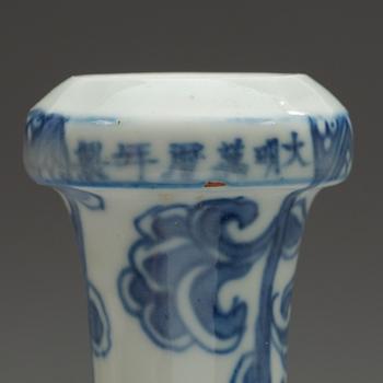 VAS, porslin. Qing dynastin, 1600-tal med Wanlis sex karaktärers märke.