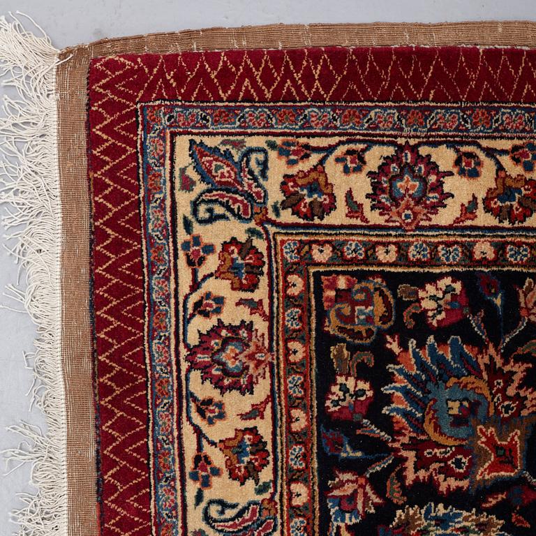 MATTA, semiantik Meshed, signerad Saber, ca 512,5 x 343,5-345 cm (inklusive sidorna med 1,5-3 cm slätväv).