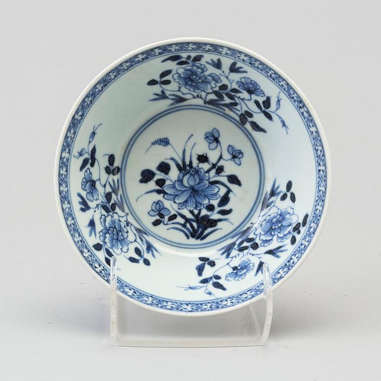 A blue and white export porcelain dish, Qing dynasty, Qianlong (1736-95).