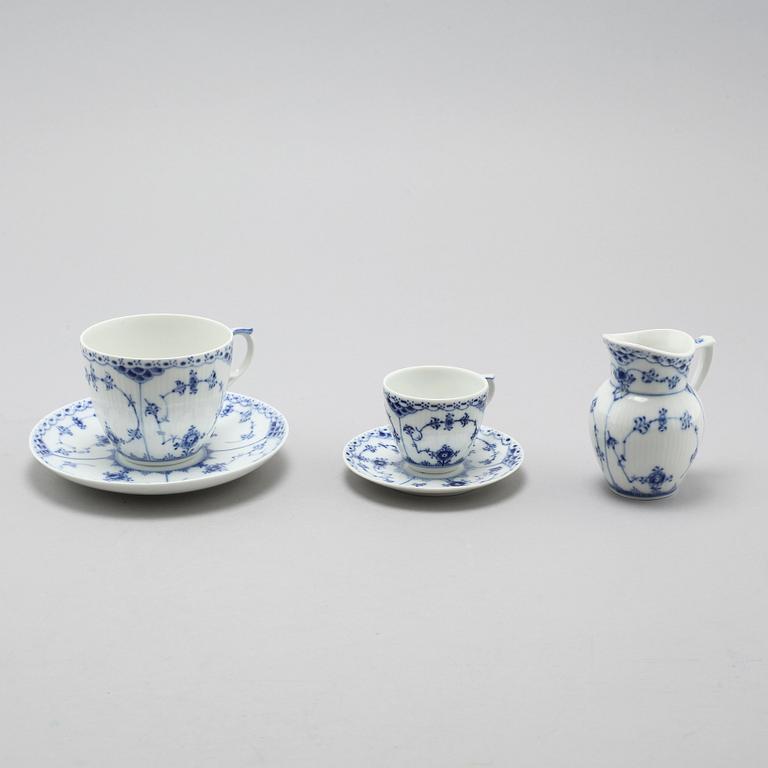 63 pieces of porcelain tableware from Royal Copenhagen, model "Musselmalet", second half of the 20th century.