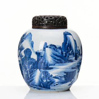 A Chinese blue and white jar, Qing dynasty, Kangxi (1662-1722).