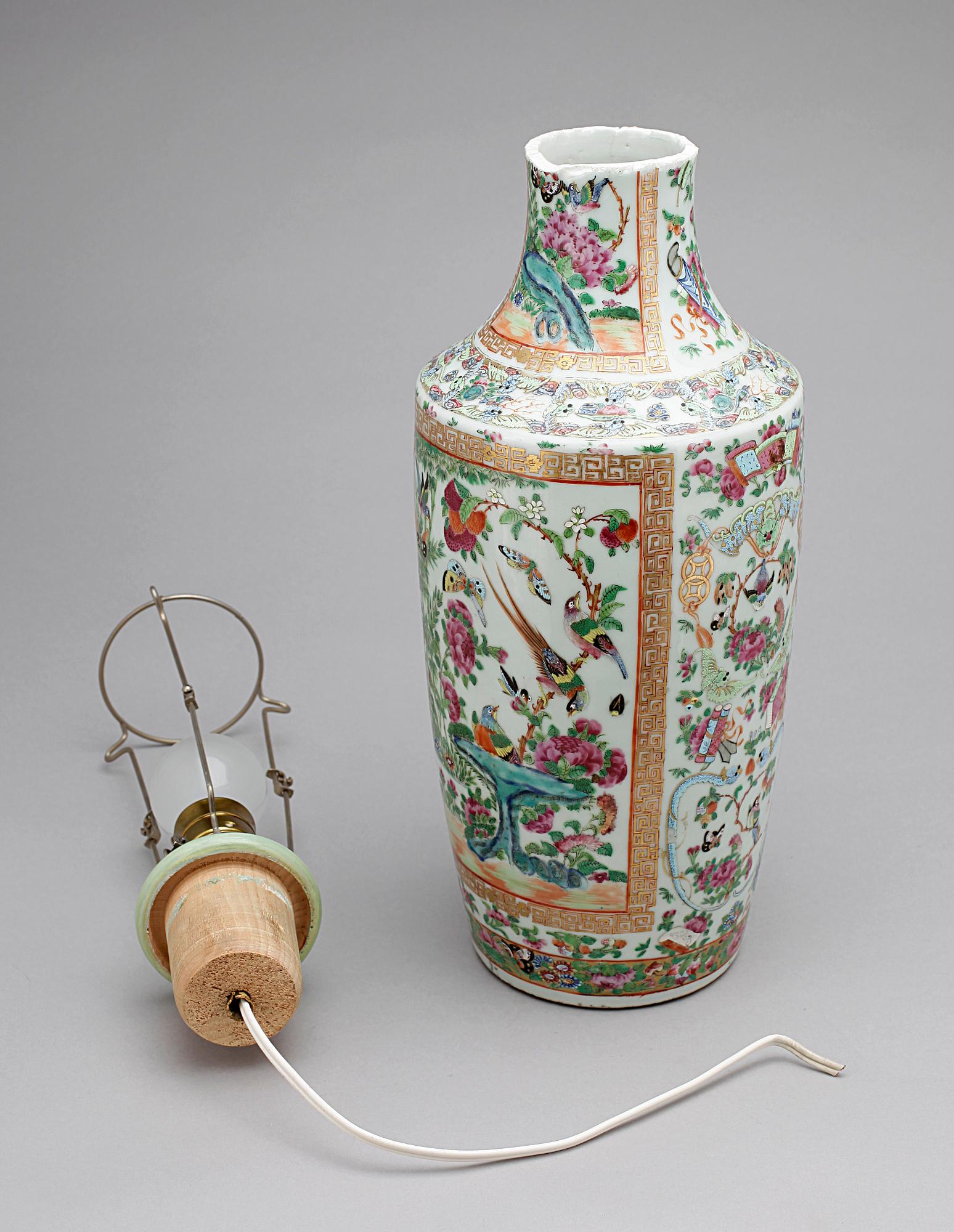 VAS/BORDSLAMPA, porslin. Qing dynastin, Kanton, 1800-tal.