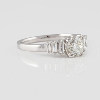 RING, 18K vitguld med briljantslipad diamant ca 1.01 ct samt baguetteslipade diamanter ca 0.29 ct. Vikt 4,0 gram.