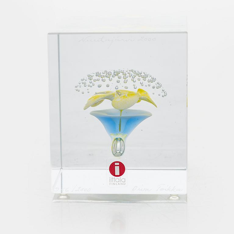 Oiva Toikka, årskub 2000, signerad Oiva Toikka Nuutajärvi 2000, 956/2000.