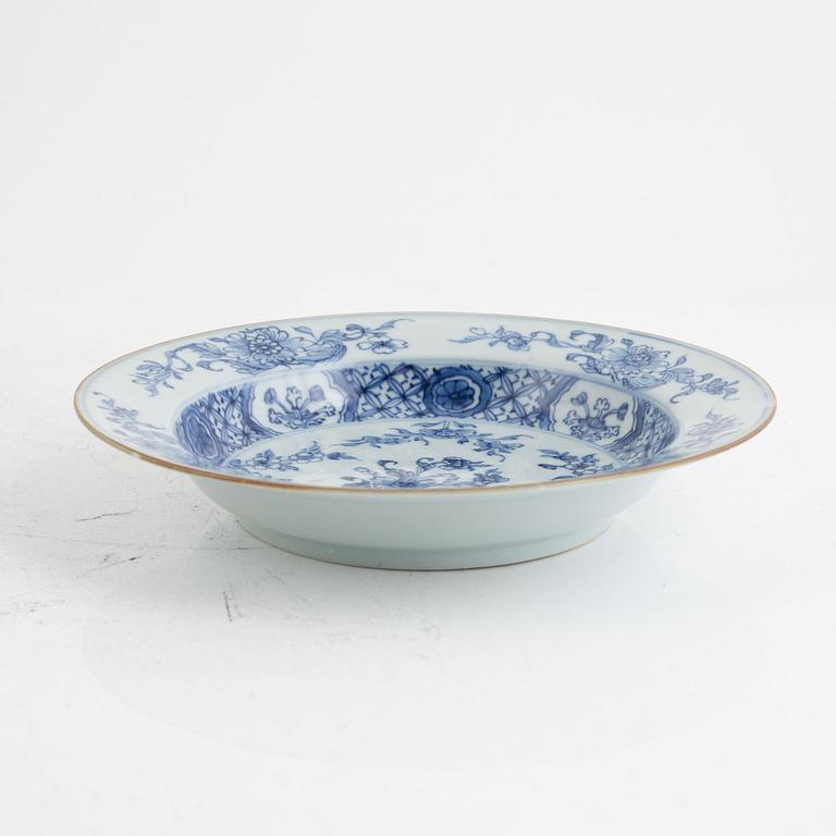 A set of six blue and white soup plates, Qing dynasty, Qianlong (1736-95).