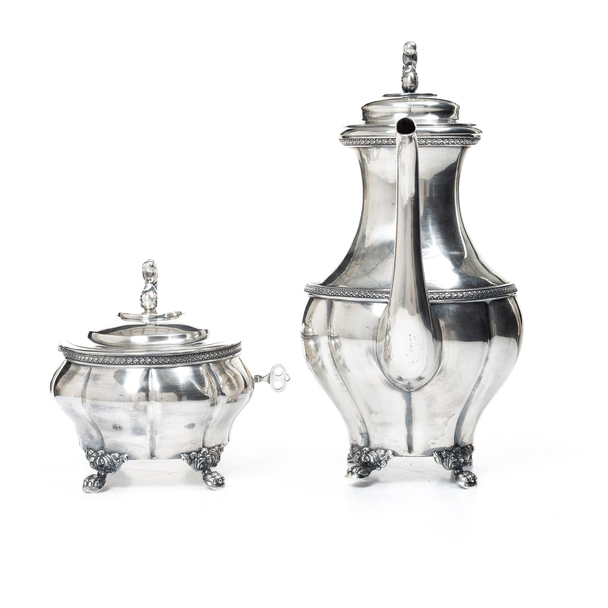 Kaffekanna och sockerskrin, samt ett par ljusstakar, silver, bl a AG Dufva, Stockholm 1910.
