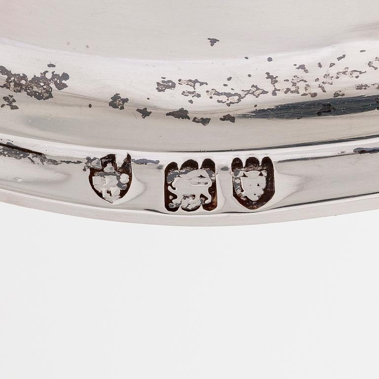 Teekannu lämmittimellä, sterlinghopeaa, Edward Barnard & Sons Ltd, Lontoo 1913.