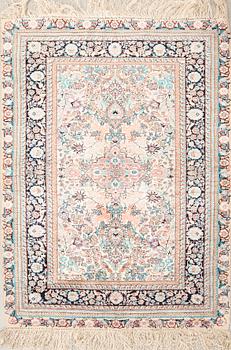 Matta orientalisk silkee ca 122x72 cm.