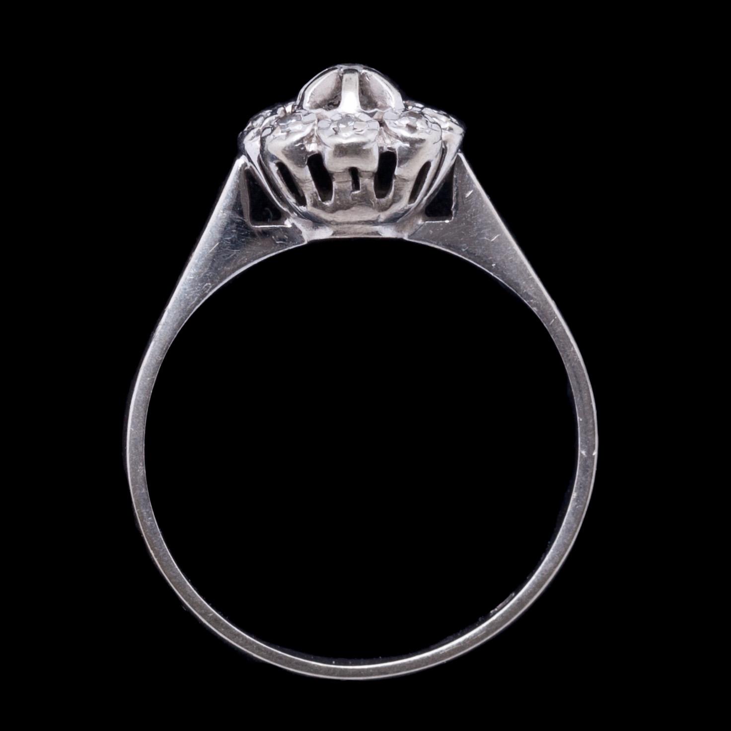 RING, 14k vitguld med små diamanter tot ca 0,05 ct. Vikt ca 1,5 g.