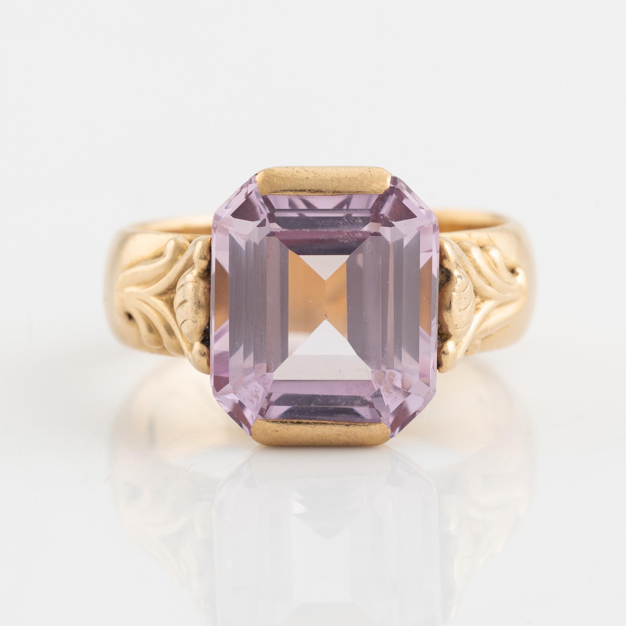 Ring 18K guld med en rosa sten.